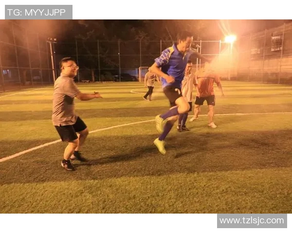 帅气足球球星九宫格照片展现足球场上的英姿飒爽与非凡魅力 帅气足球球星九宫格照片展现足球场上的英姿飒爽与非凡魅力