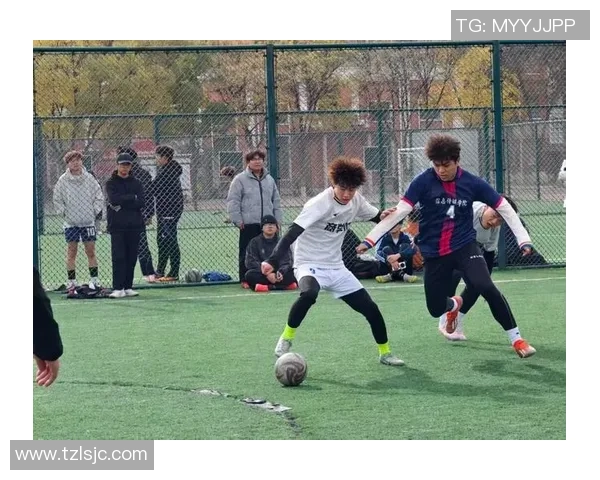 绝境时刻力挽狂澜 足球球星关键进球点燃全场激情