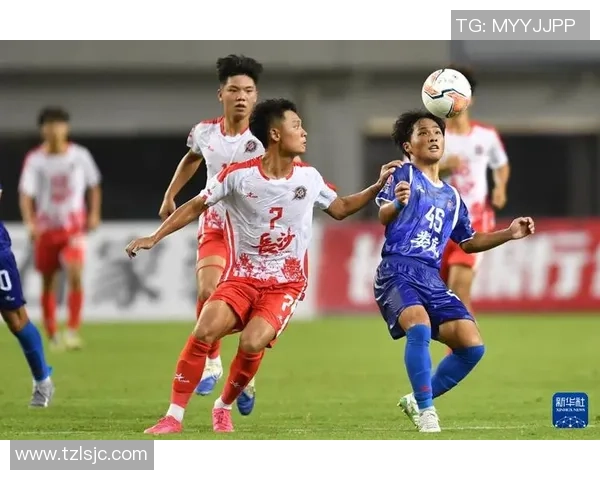 足球巨星赛前入场瞬间全场沸腾气氛点燃如同史诗般震撼开幕